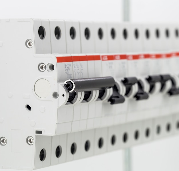 Diferențele dintre contoarele electrice monofazate și cele trifazate