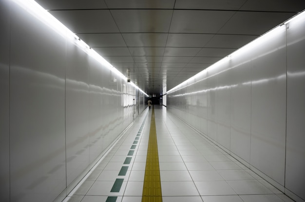 Soluții pentru iluminatul adaptiv în funcție de traficul din tuneluri