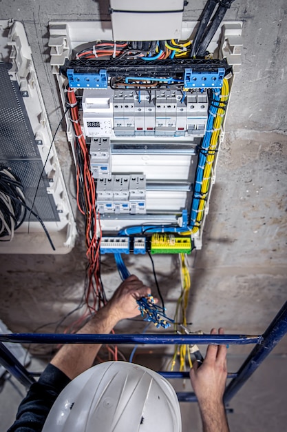 Cum se realizează o instalație electrică într-o hală industrială