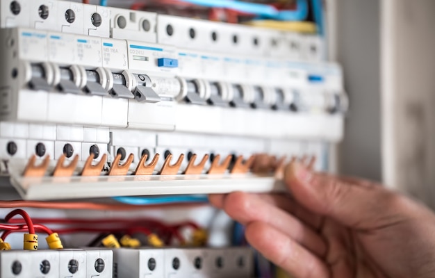 Când este necesară o rețea electrică trifazată și ce beneficii oferă
