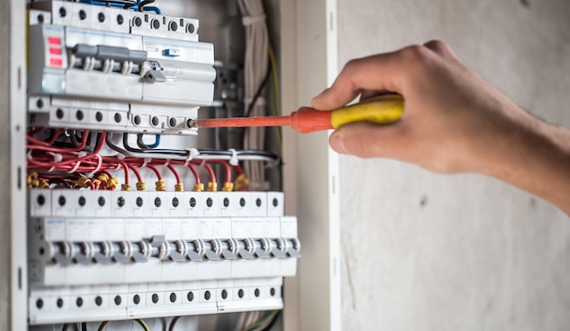 Ce trebuie să știi despre siguranțele automate și protecția circuitelor electrice
