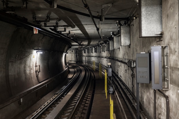 Rolul instalațiilor electrice în siguranța tunelurilor rutiere și feroviare