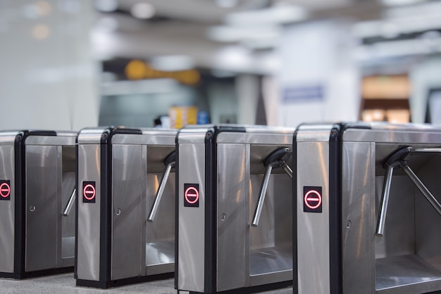 Instalațiile de control acces și barierele automate în tuneluri